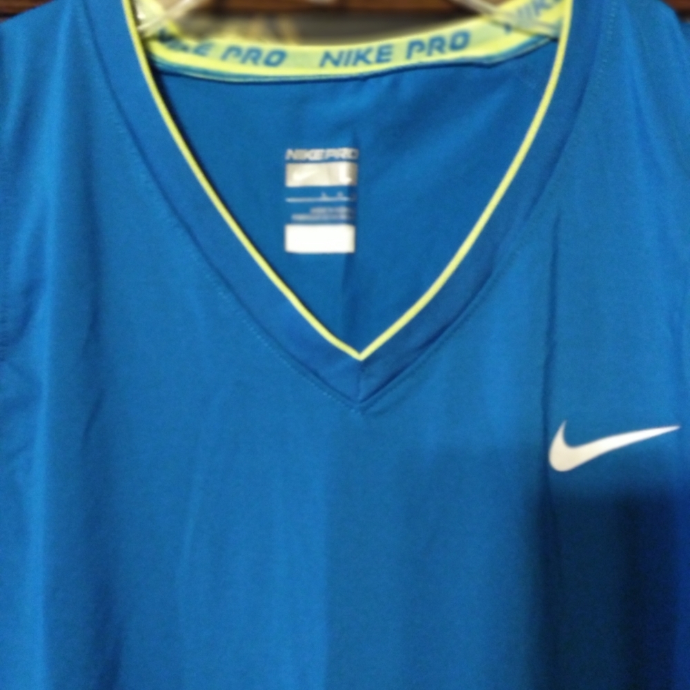 Nike top & Capri pants - Picture 4 of 5